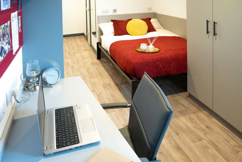 Image of Red Queen, Coventry