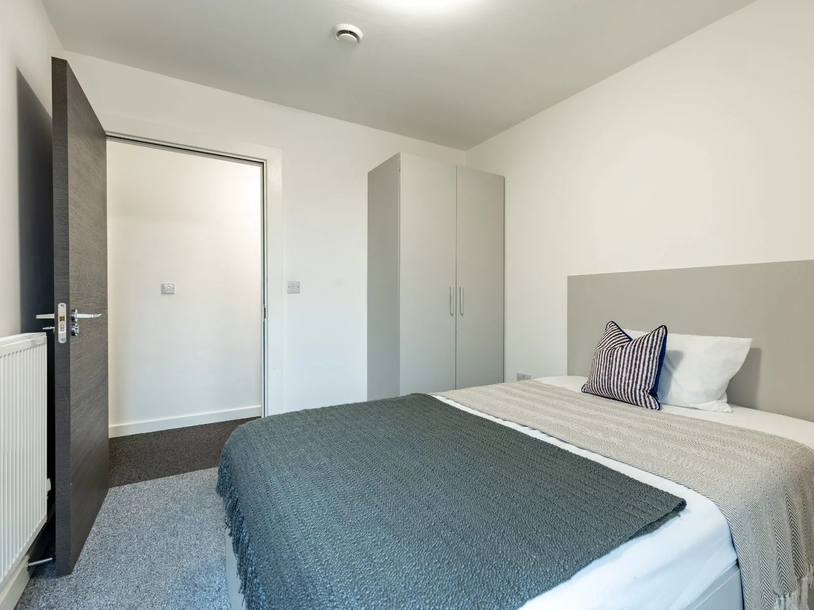 2 Bed Apartment En Suite - image 10