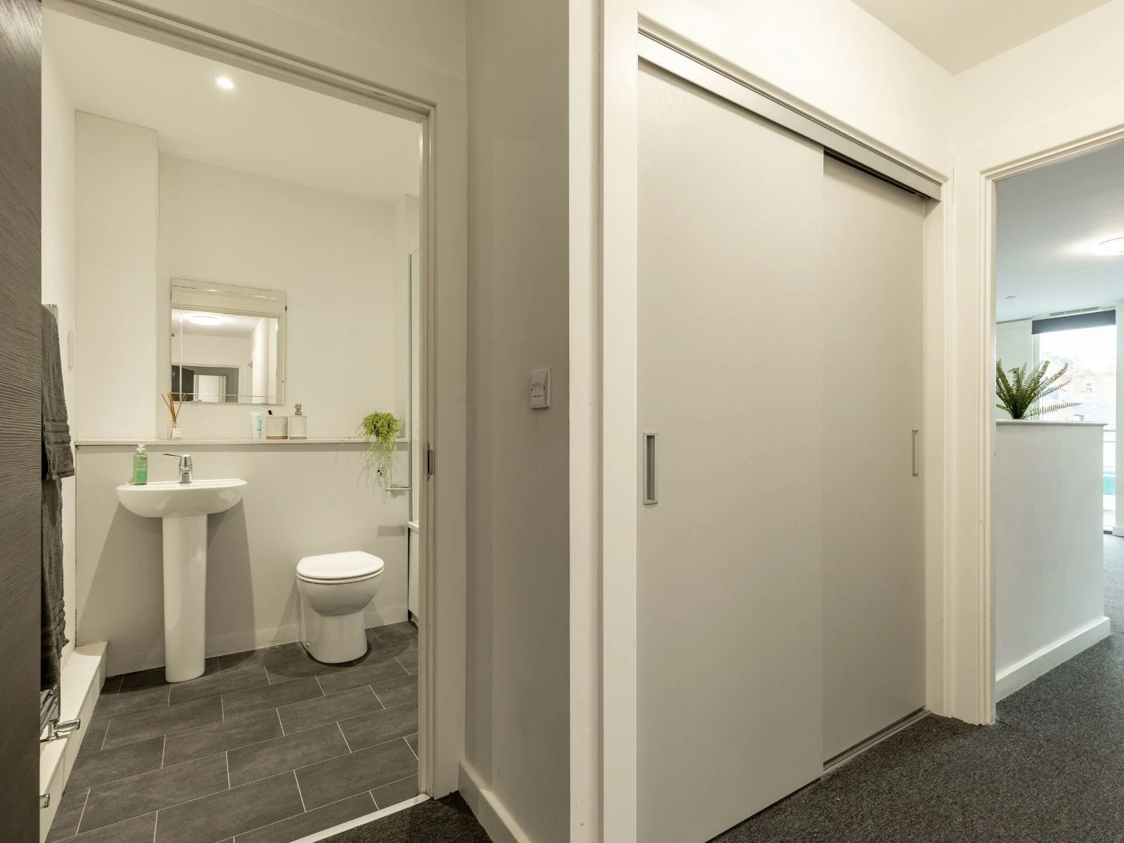 2 Bed Apartment En Suite - image 7
