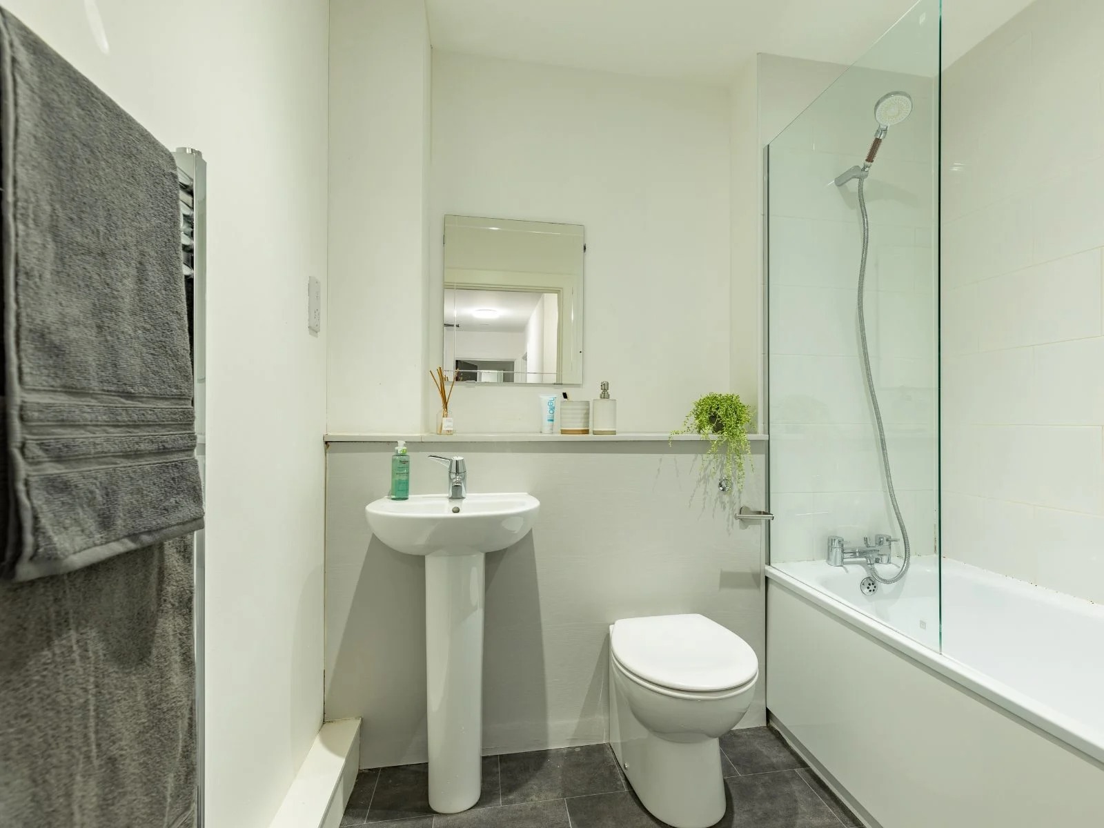 2 Bed Apartment En Suite - image 8