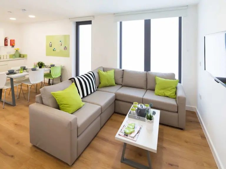 4 Bed Ensuite - image 10