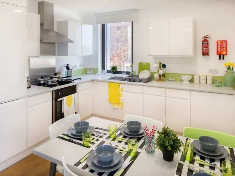 5 Bed En-suite Upper Floors - image 11