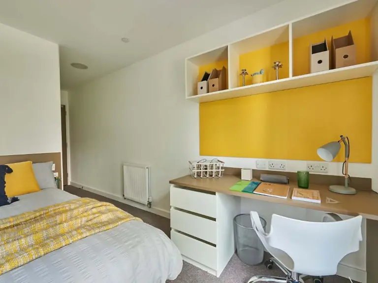 5 Bed En-suite Upper Floors - image 7