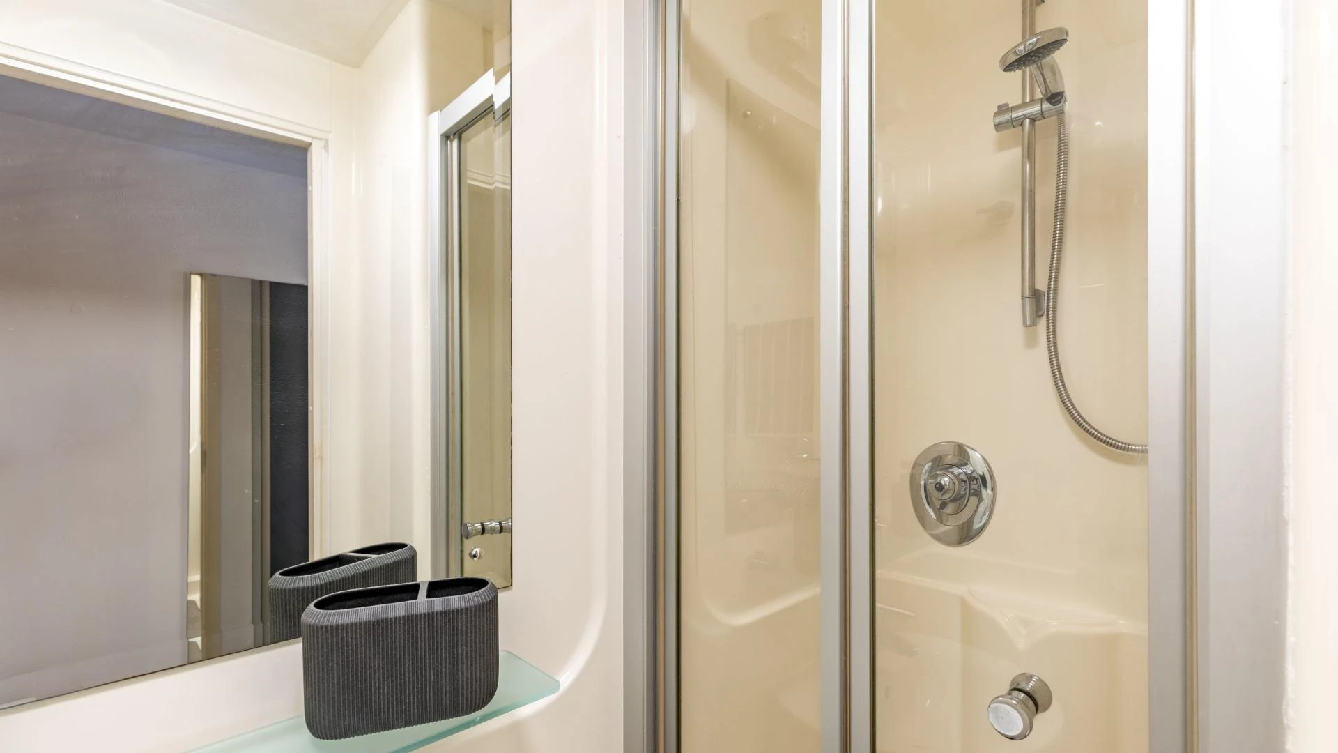 5 Bed Gold Ensuite - image 8