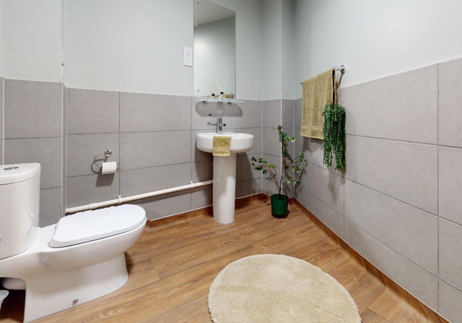 5 Bed Silver Apartment - image 7