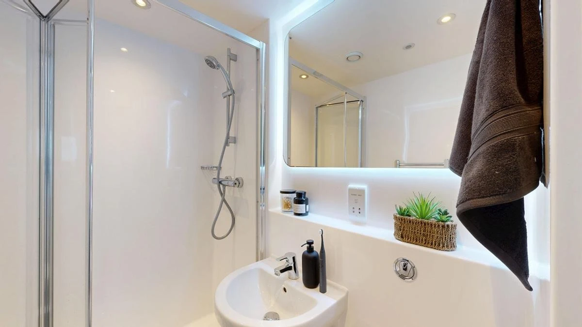 Canal View Ensuite - image 7
