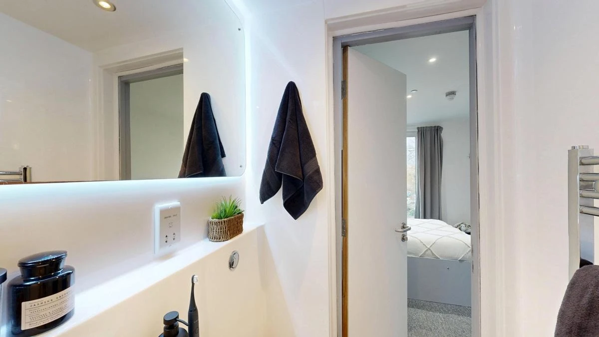 Canal View Ensuite - image 8