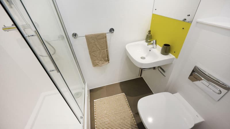 Classic 5/6 Bed Ensuite - image 12
