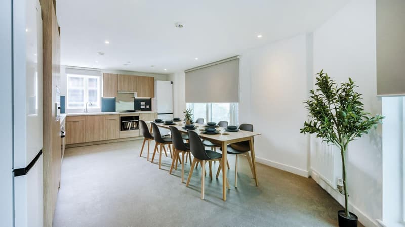 Classic 5/6 Bed Ensuite - image 9