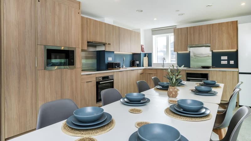Classic 5/6 Bed Ensuite - image 7