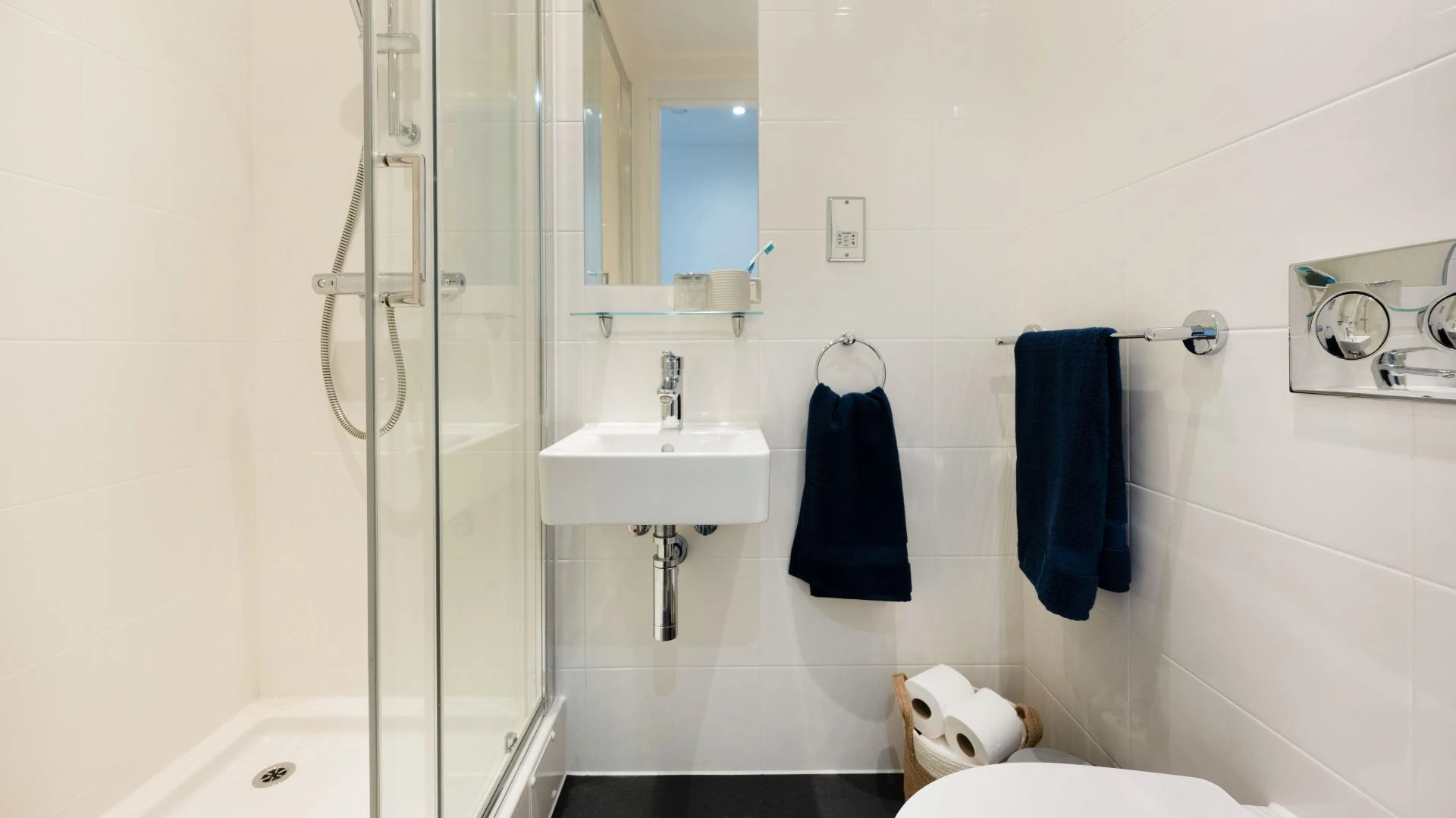 Club En-suite - image 7