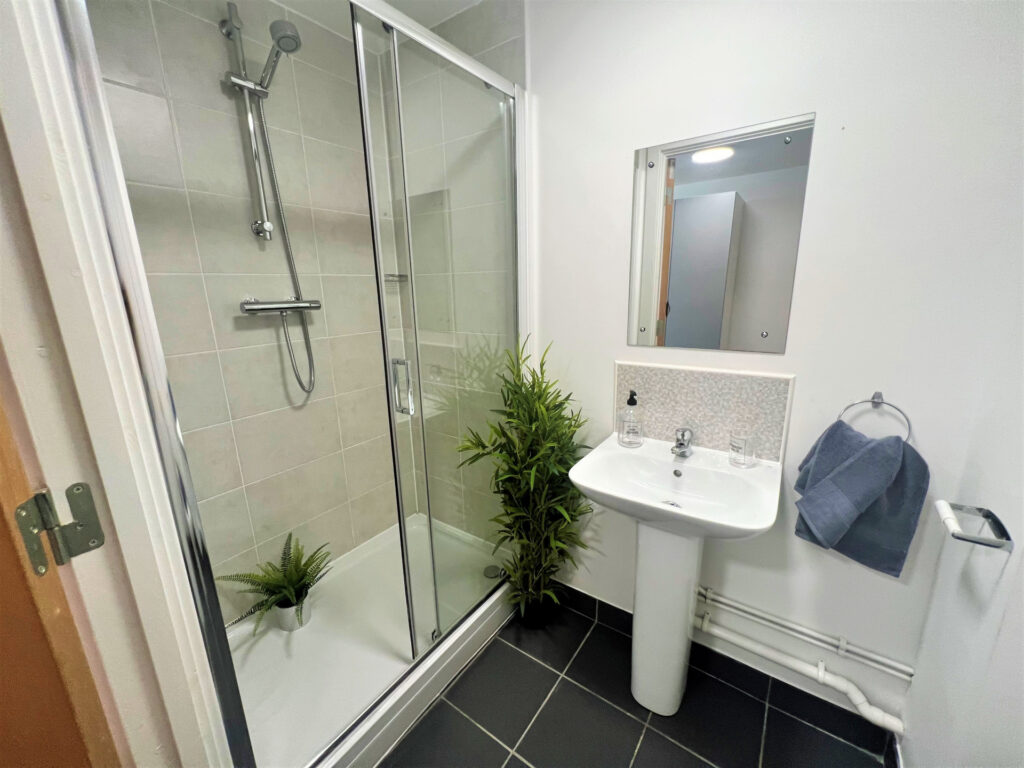 Classic En-Suite - image 7