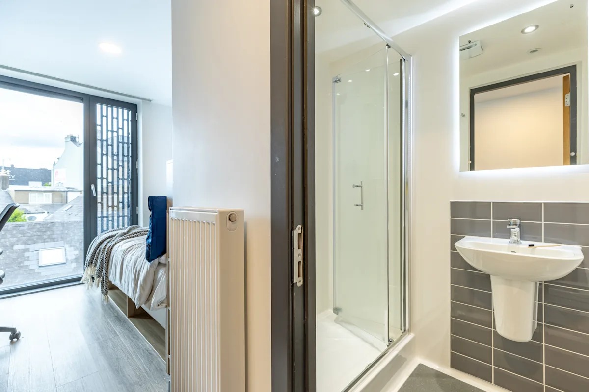 Classic Ensuite - image 7