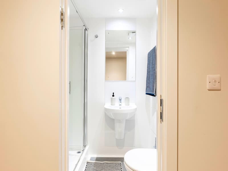 Classic Ensuite - image 7