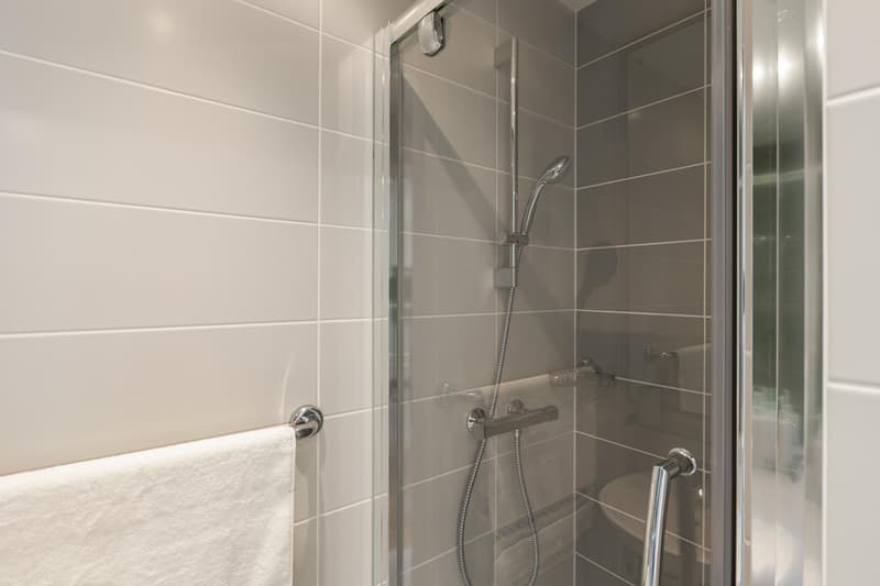 4 Bed Premium Ensuite - image 9