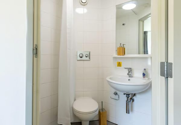 Classic En-suite - image 10