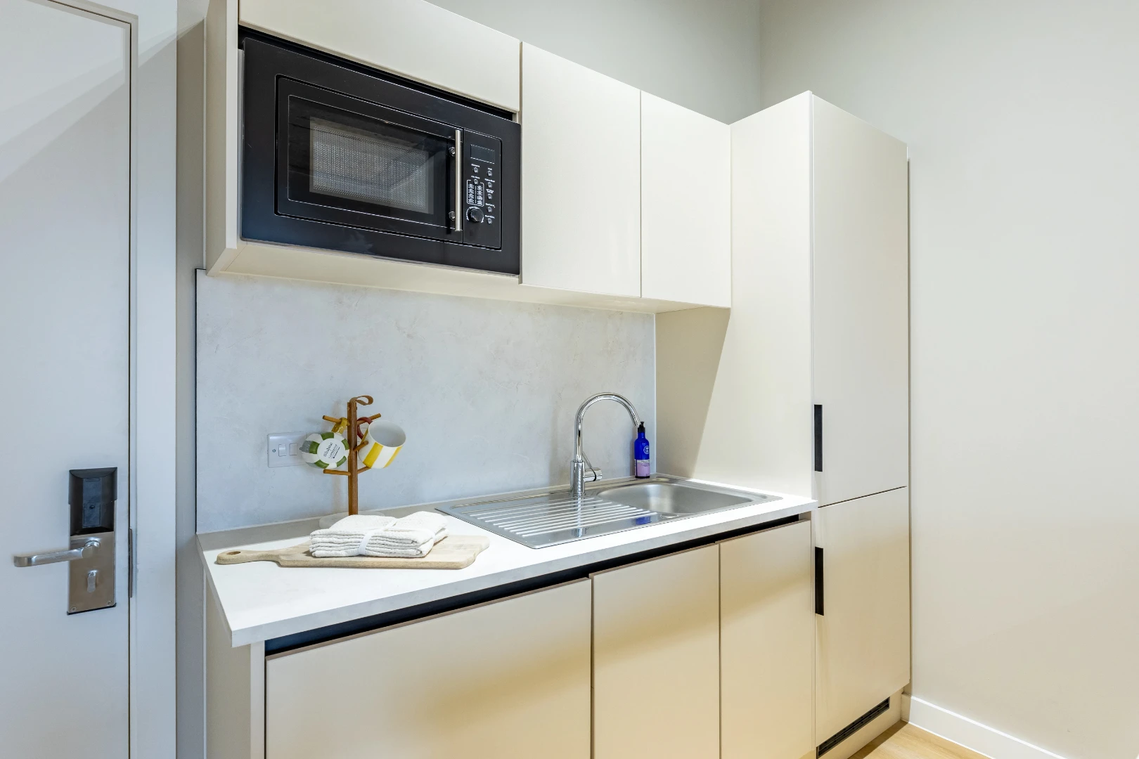 Comfy Studio Apartment - image 8