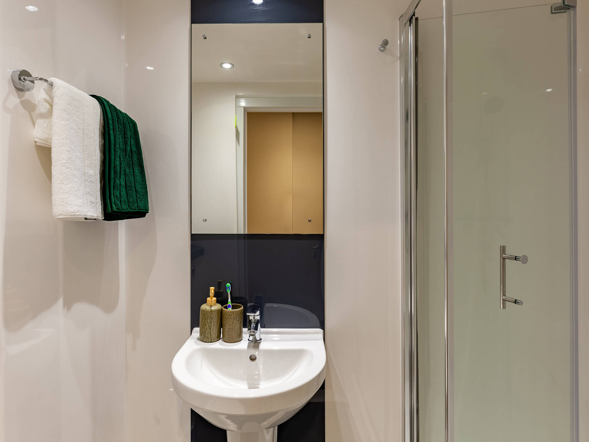 Deluxe Ensuite - image 11