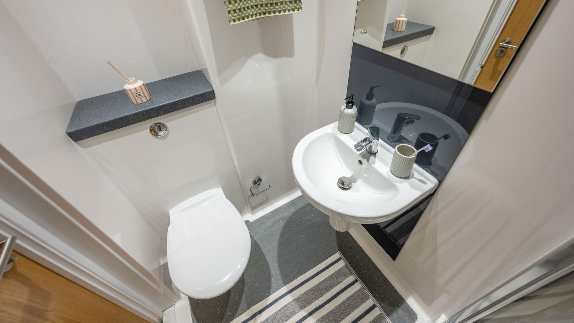 Deluxe Ensuite - image 9