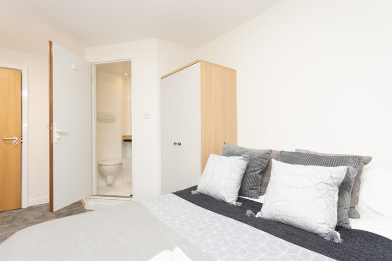 Deluxe Ensuite - image 9