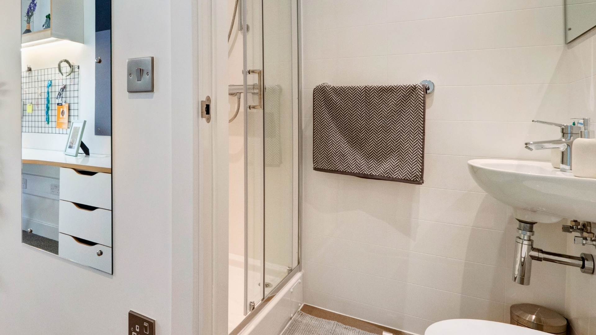 Deluxe Ensuite - image 7