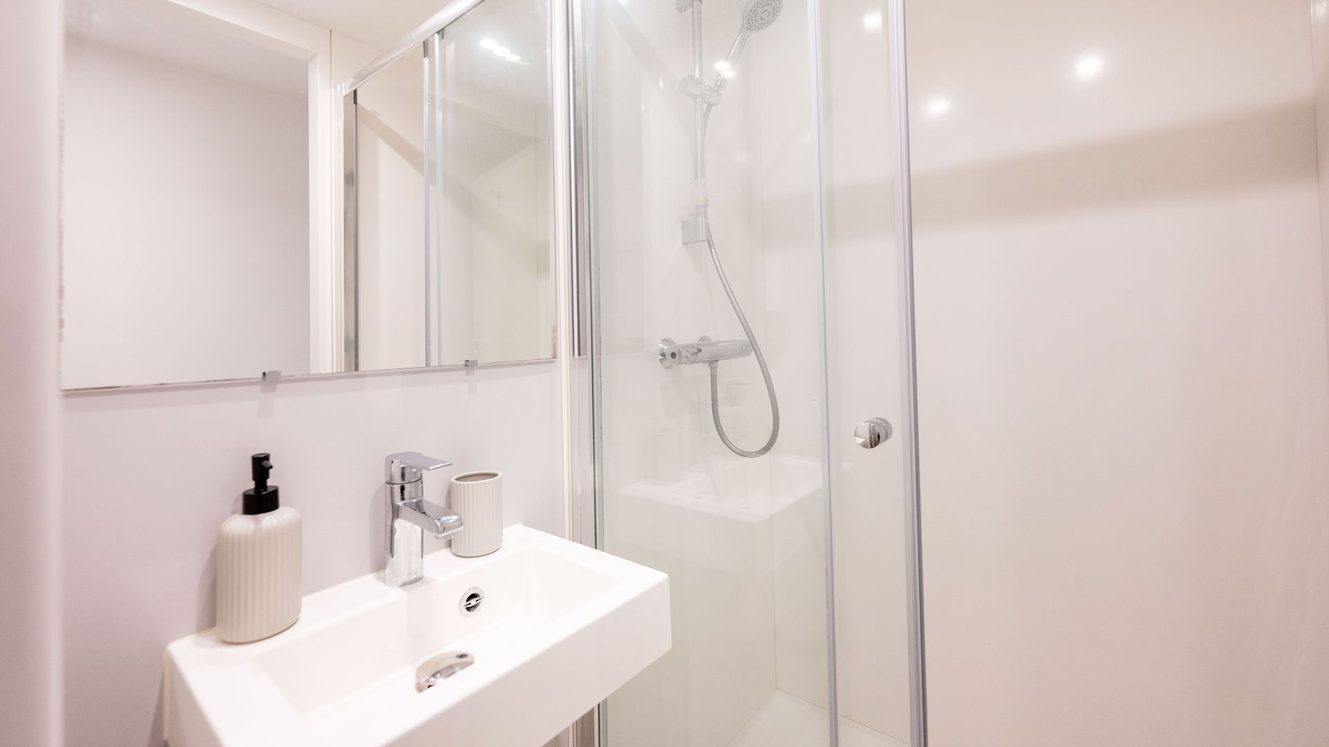 Deluxe Ensuite - image 7