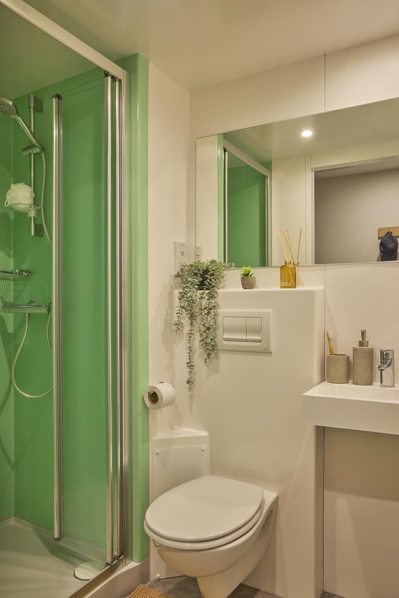 Deluxe Ensuite - image 7