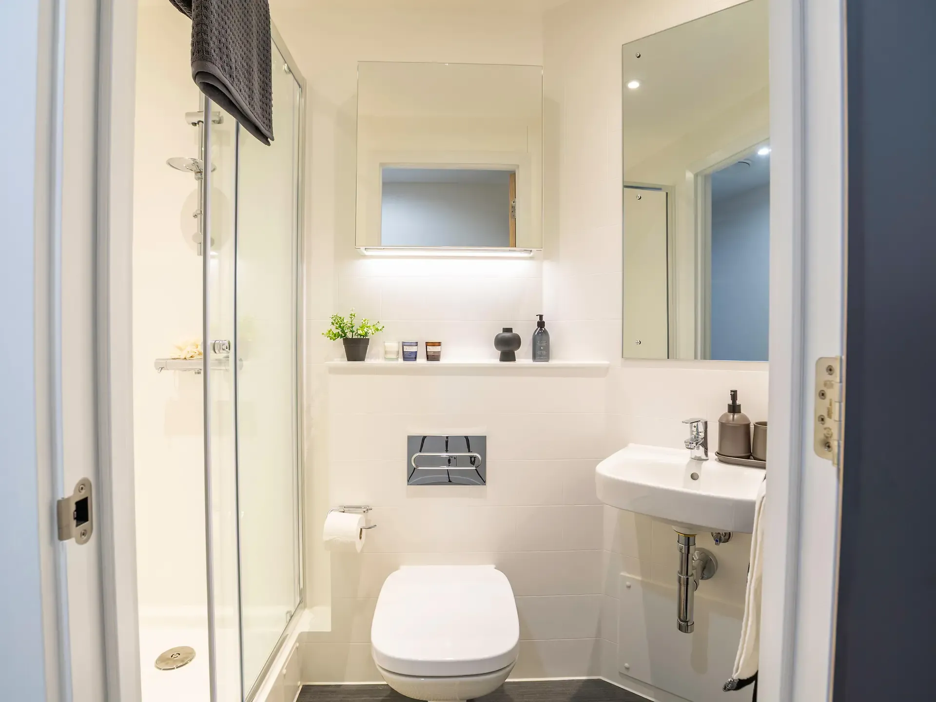 Deluxe Ensuite - image 13