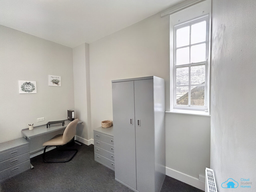 En-Suite - image 9