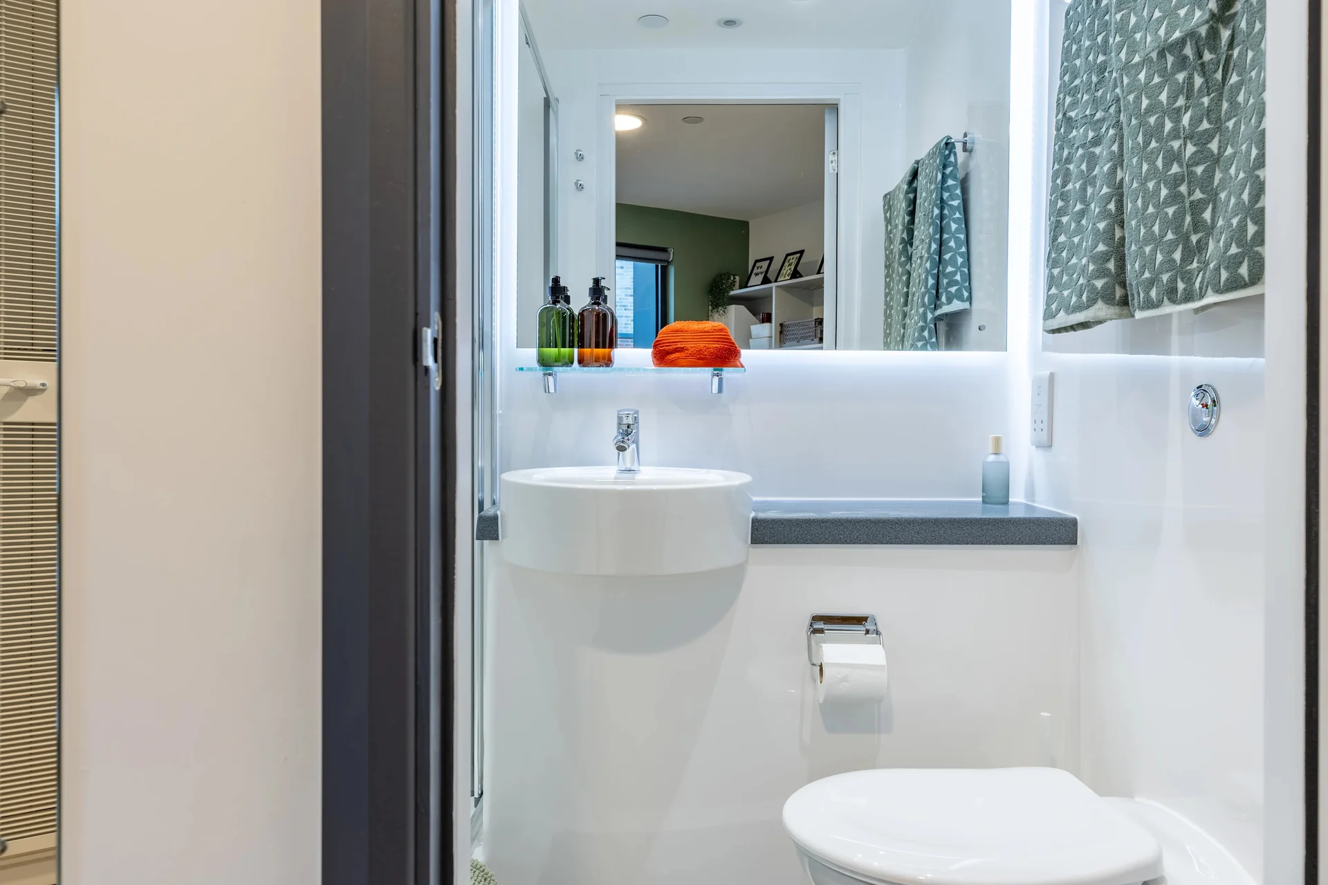 Gold En Suite - image 9