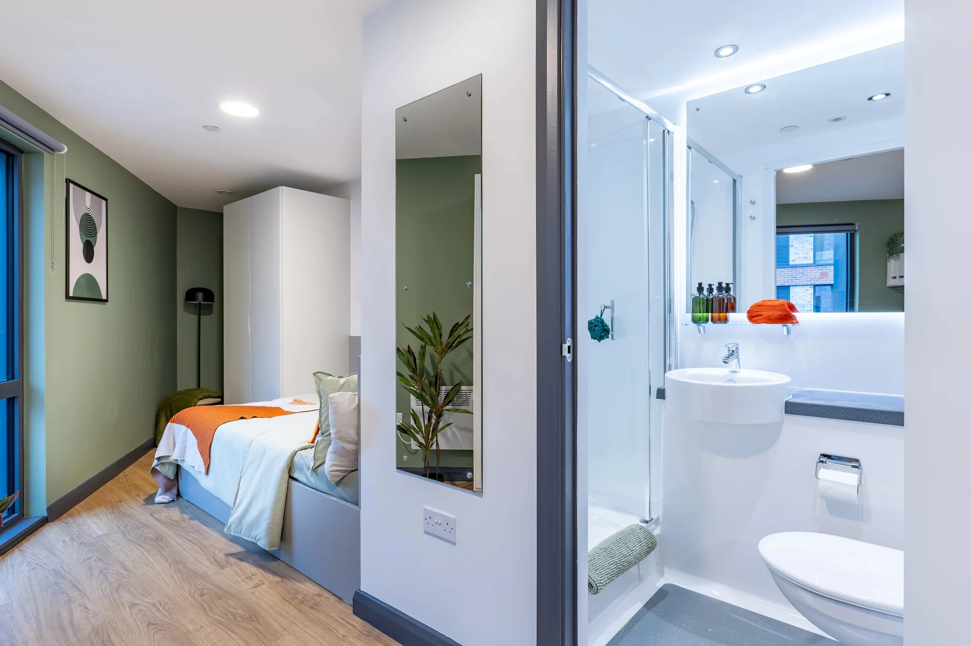 Gold En Suite - image 7
