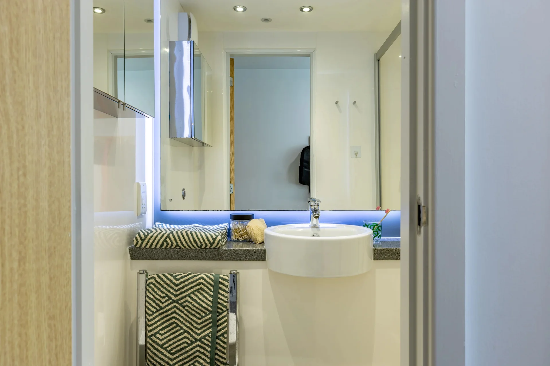 Gold Ensuite - image 7
