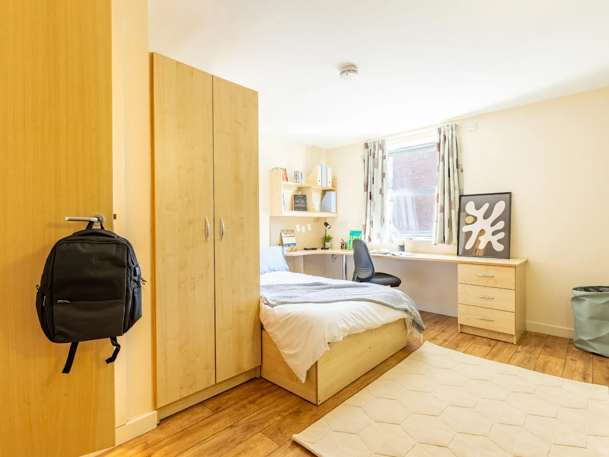 Gold En suite - image 8