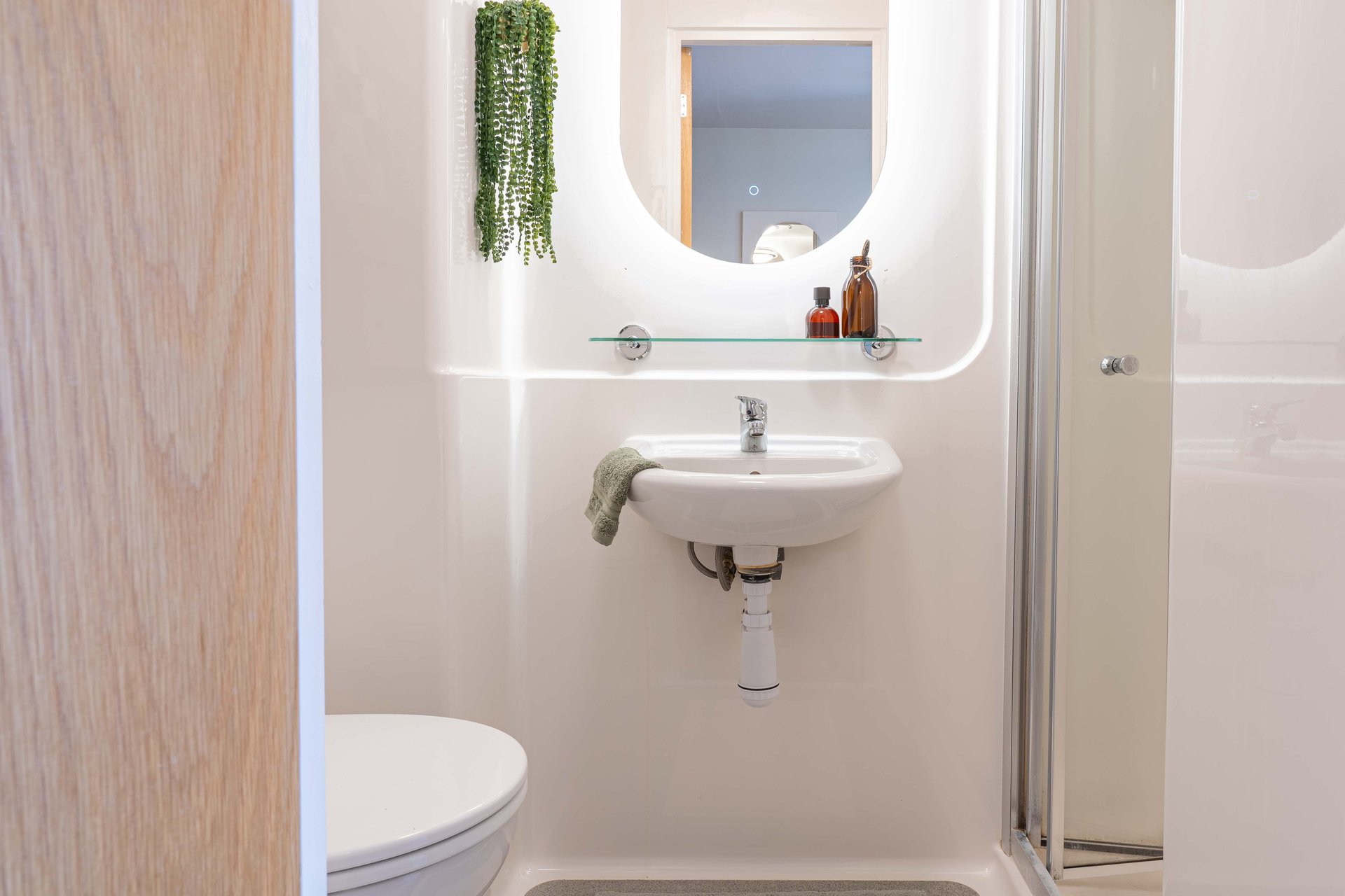 Gold En Suite - image 9