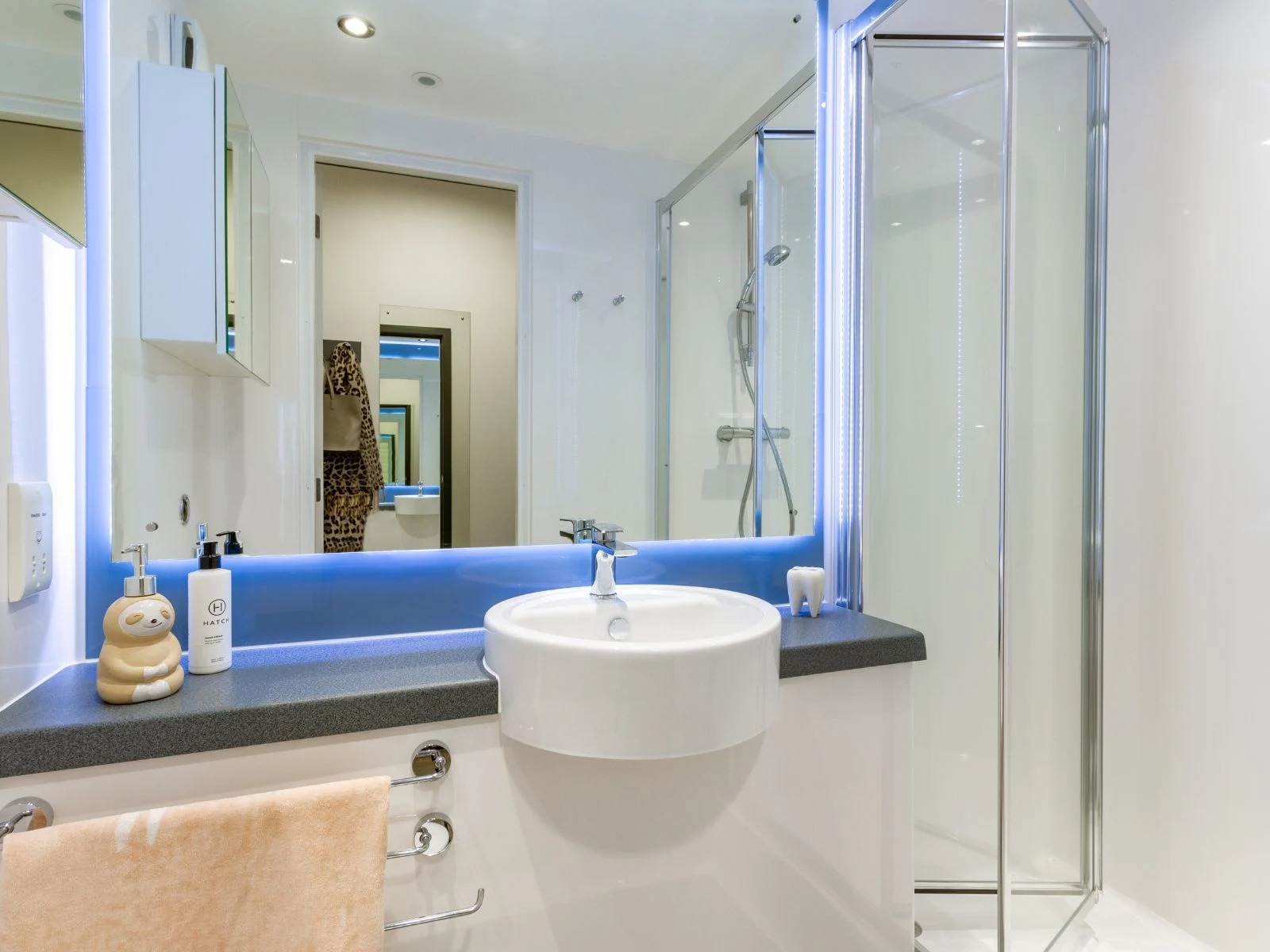 Gold En Suite - image 8