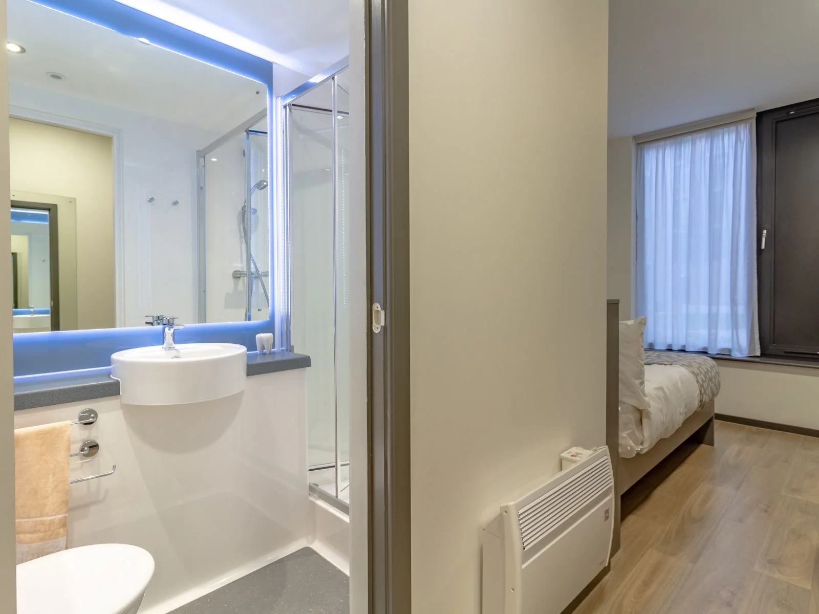 Gold En Suite - image 7