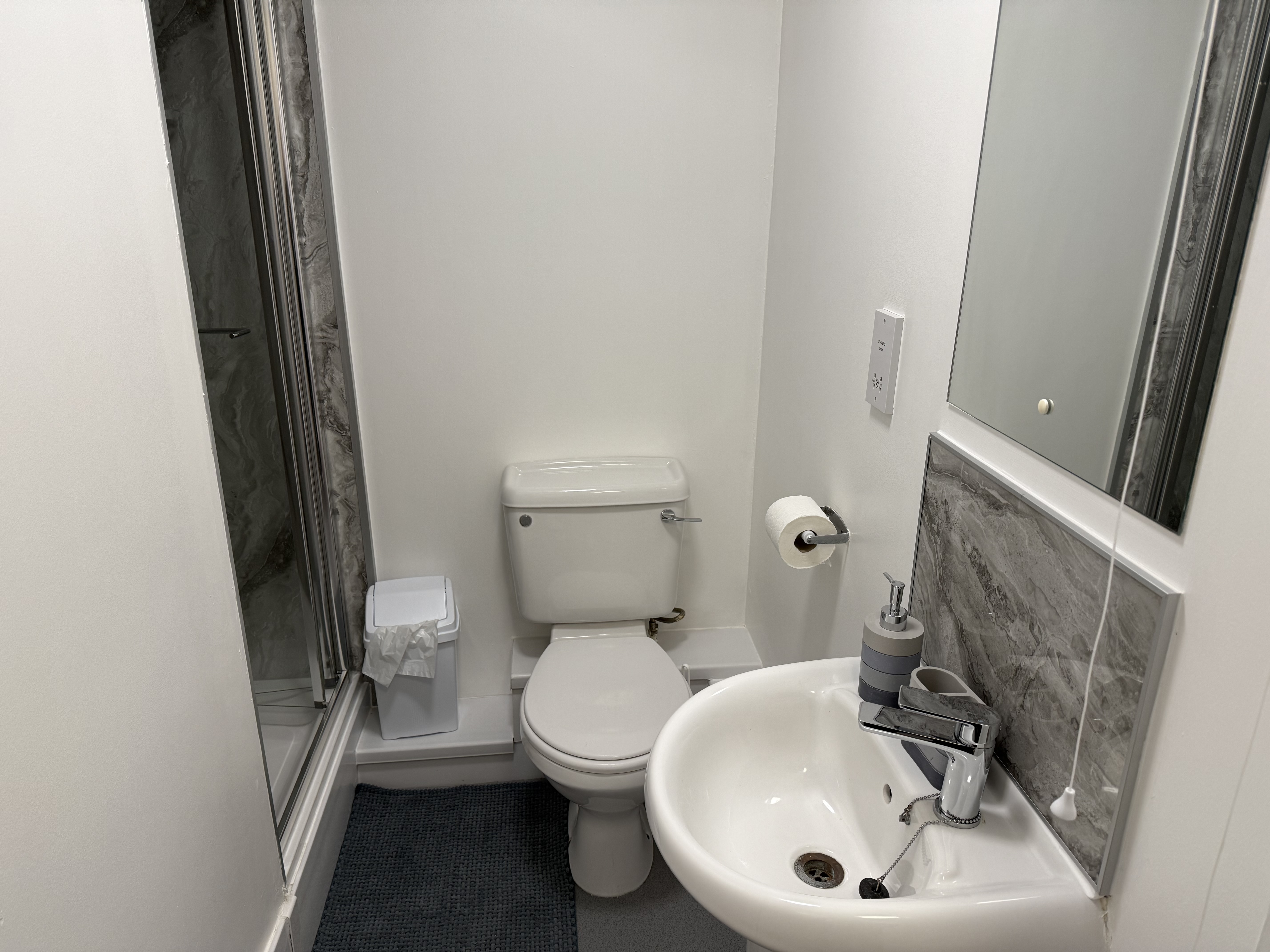 Gold ensuite - image 15