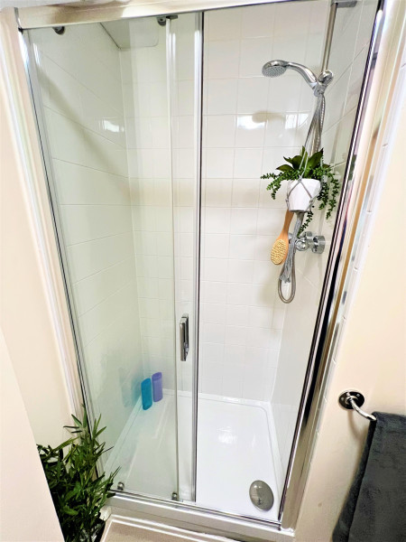 Ground Floor Deluxe En-Suite - image 7