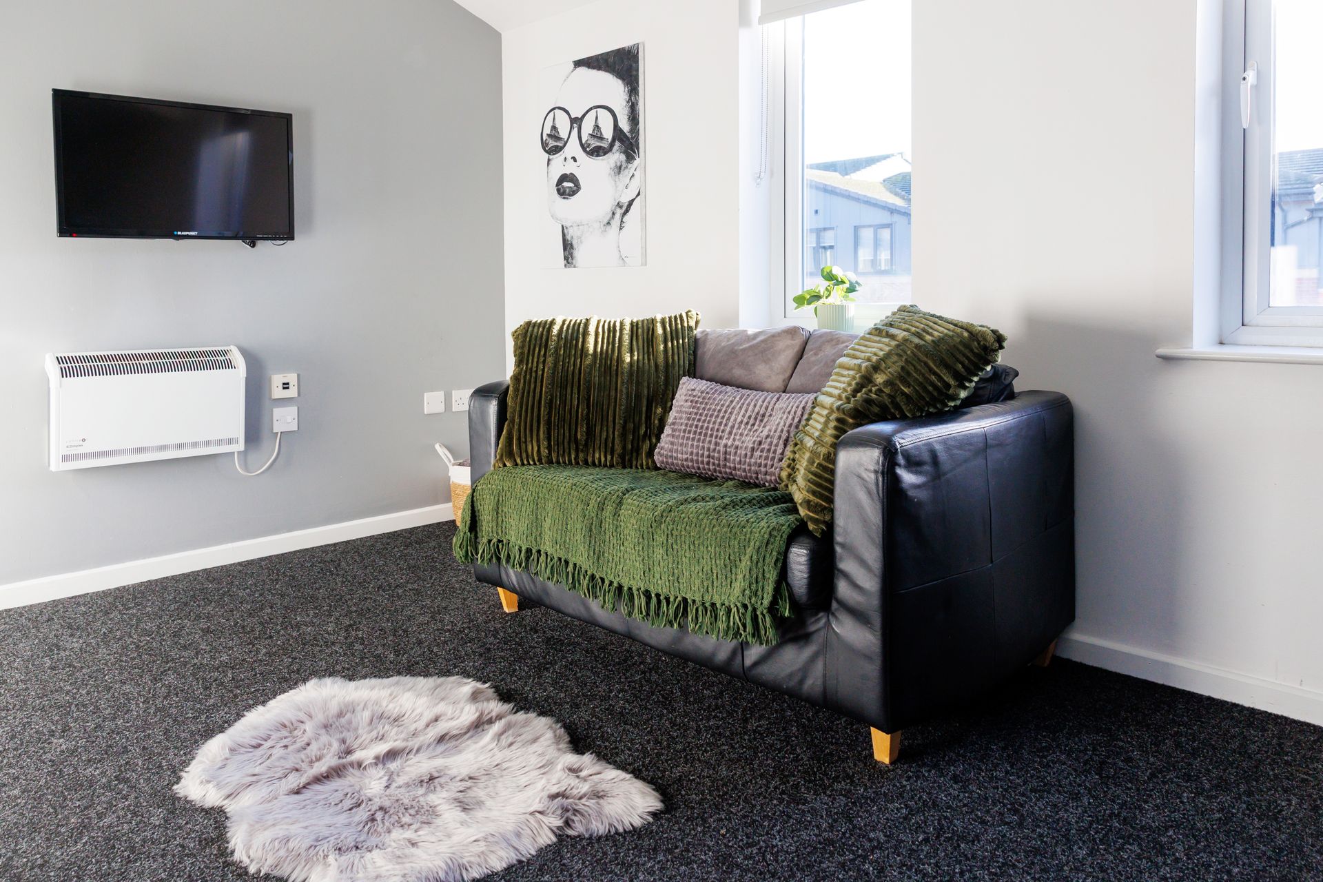 Large 2 bed Apartment - image 14