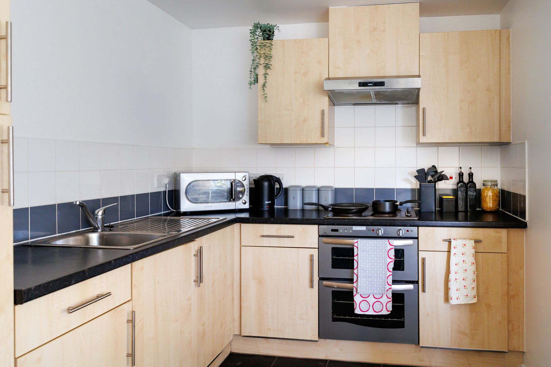 Large 2 bed Apartment - image 11