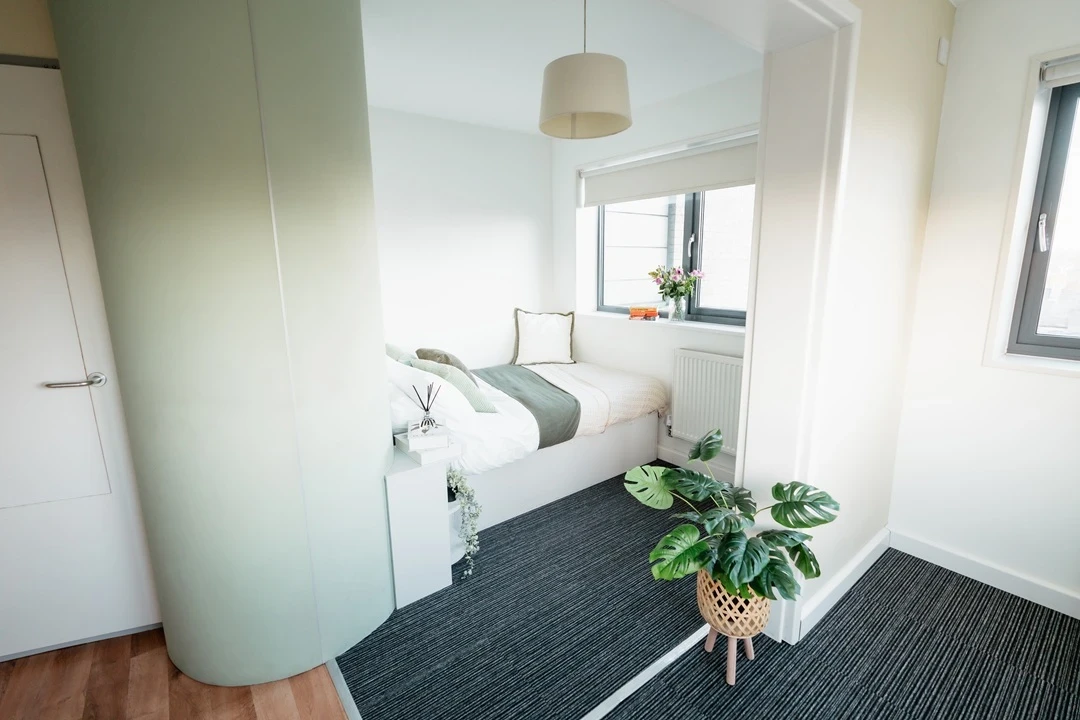 Large Ensuite - image 8