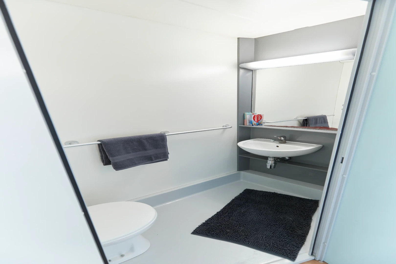 Large Ensuite - image 12