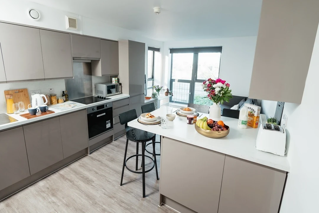 Large Ensuite - image 10