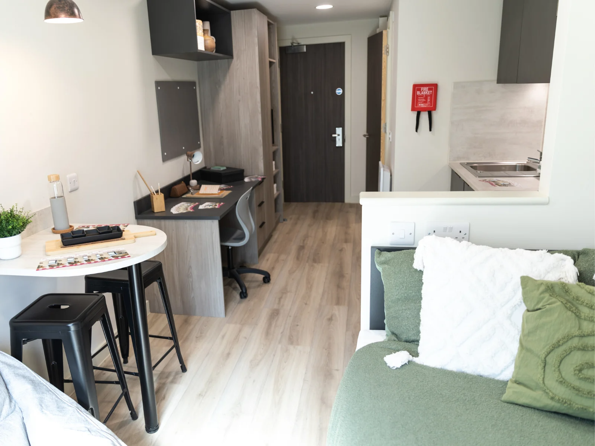 Penthouse Deluxe Studio - image 8