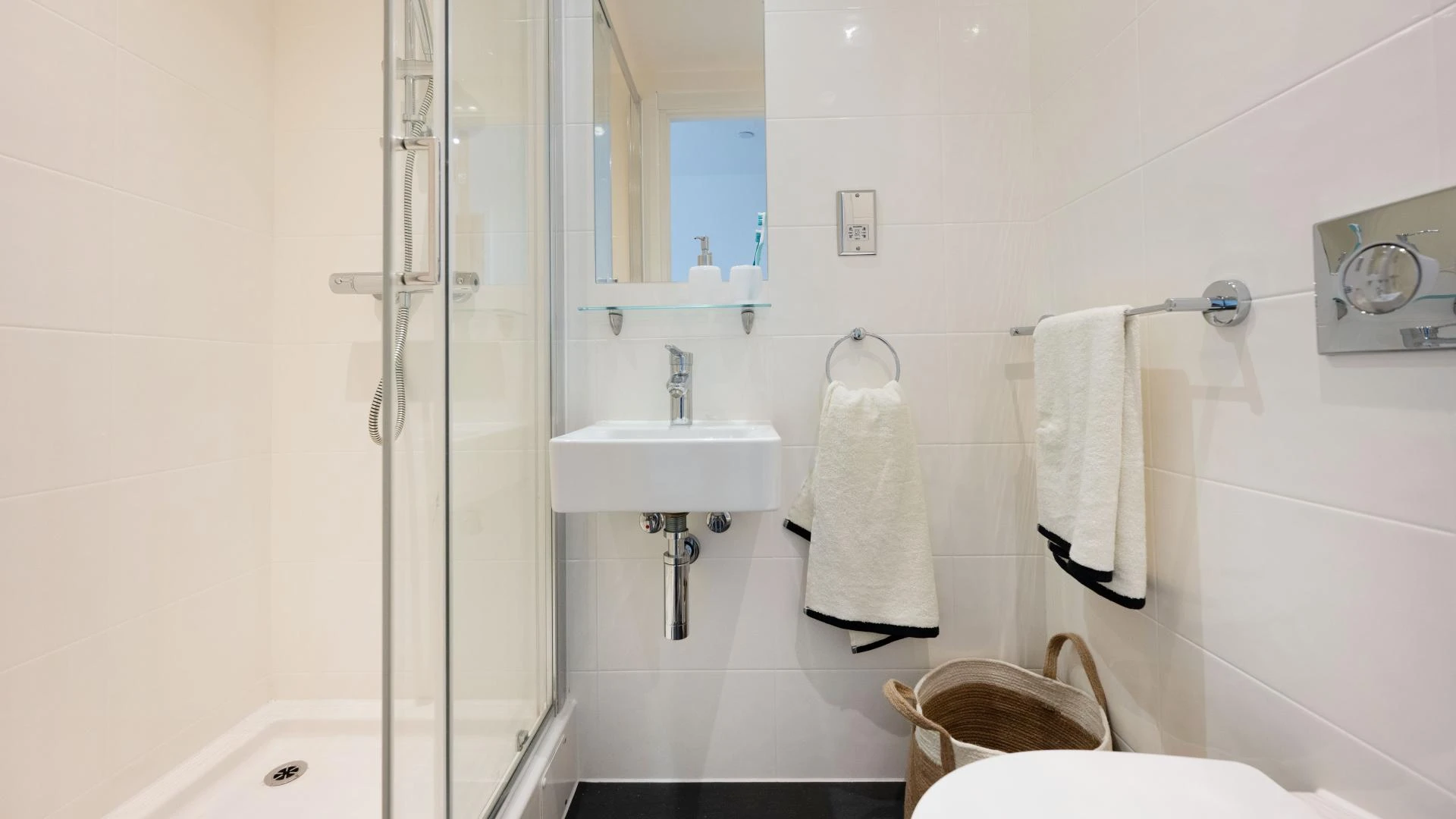 Luxe En-suite - image 4