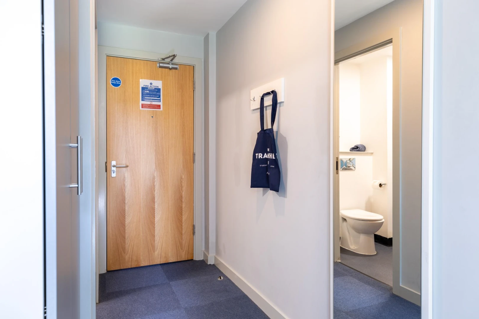 Silver Ensuite - image 15