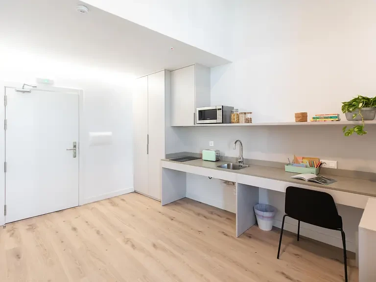 Premium Single with Kitchen (PMR) - image 7