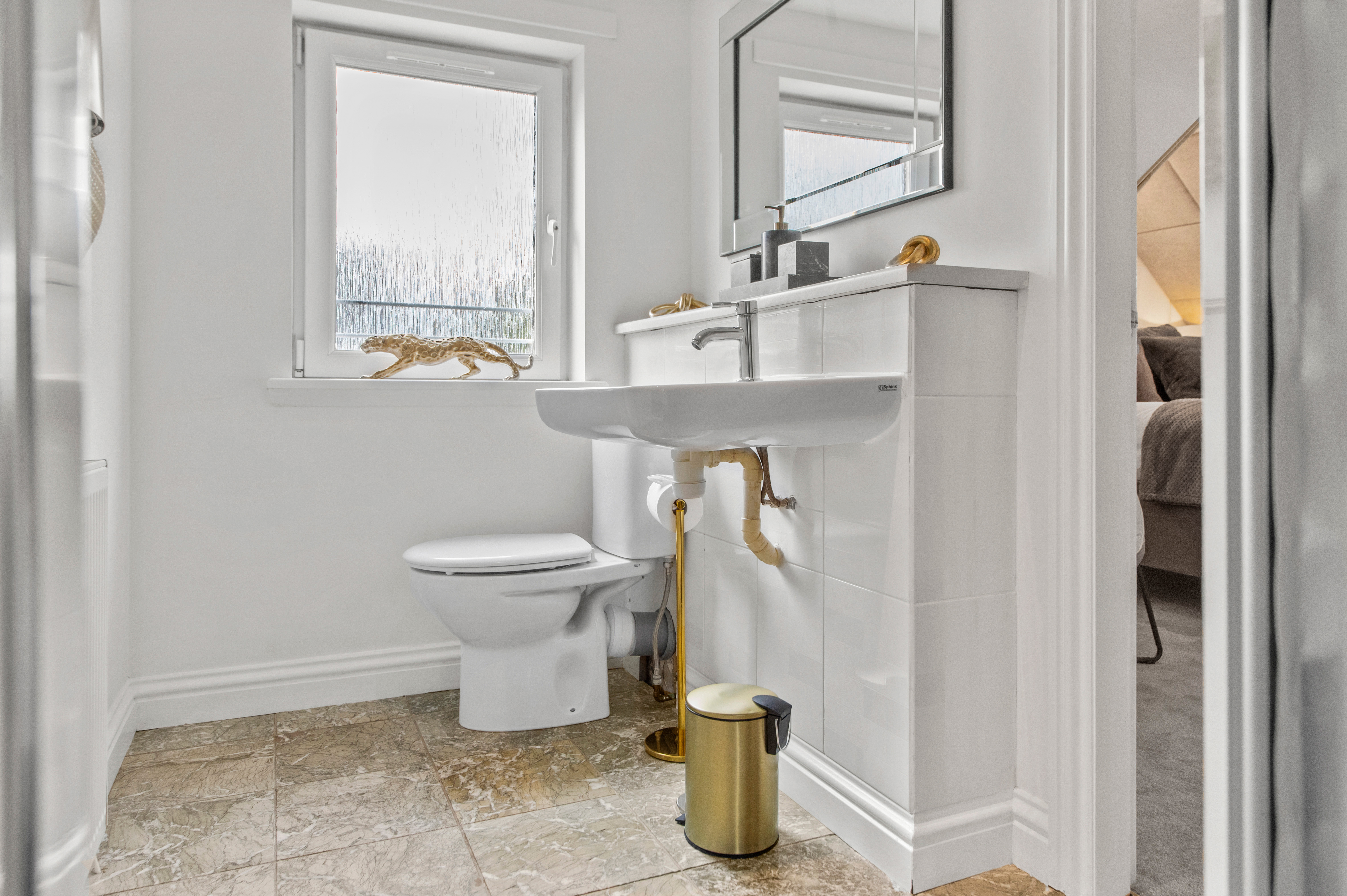 Room 6 - Extra Large En Suite 2nd Floor Room - image 9