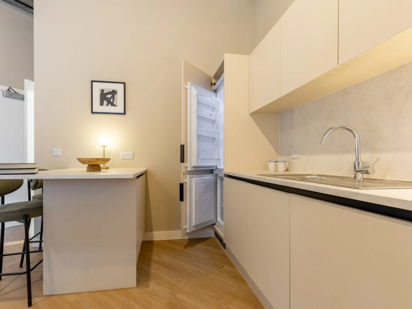 Roomy Studio Apartment - image 8