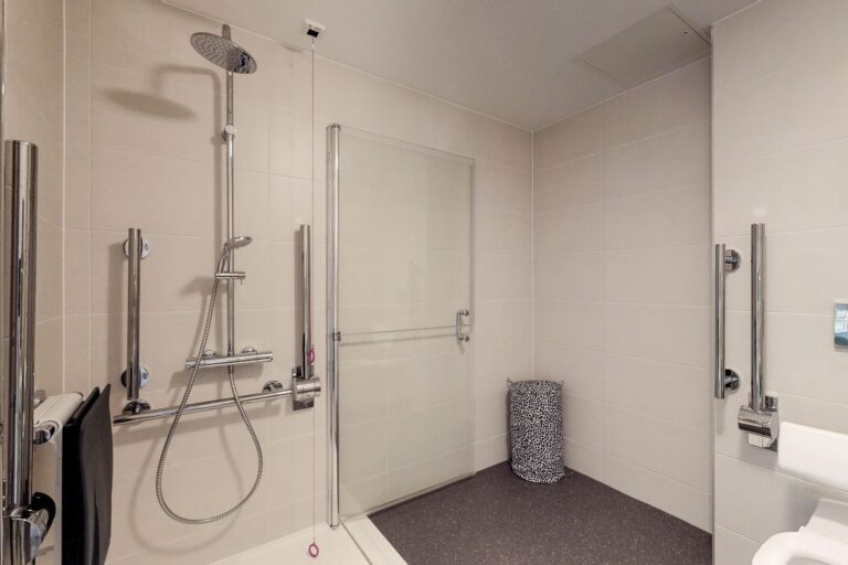 CLASSIC ENSUITE - image 8